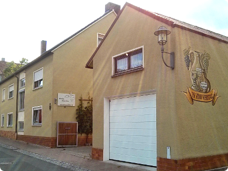 Weinmanufaktur Gebäude mit Firmenschild
