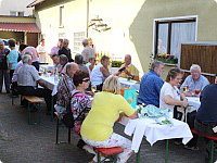 Besucher bei einem Fest im Weingut