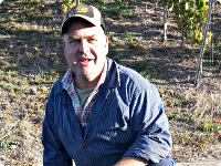 Klaus Klein bei der Weinlese