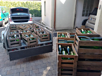Weinkisten werden auf einen Anhnger verladen