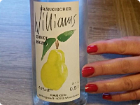 Frnkischer Williams Christ prsentiert von einer Hand mit roten Fingerngeln